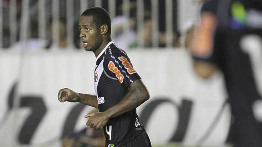 O zagueiro conquistou sua primeira taça de Copa em 2011, na última campanha de destaque nacional do Vasco da Gama. O atleta também fez parte do bicampeonato do Cruzeiro em 2017 e 2018.