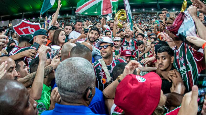 Fred no meio da torcida.