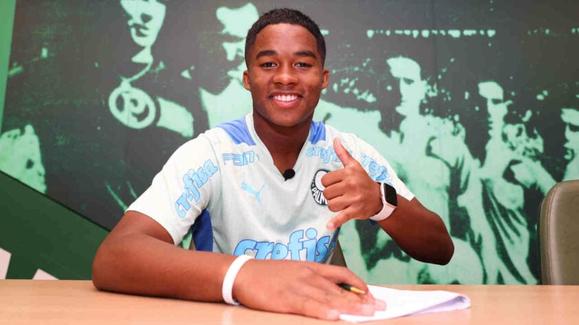 FECHADO - Endrick, justamente no dia do seu aniversário de 16 anos, assinou seu primeiro contrato profissional pelo Palmeiras. O vínculo tem duração de três anos e uma multa de 60 milhões de euros.