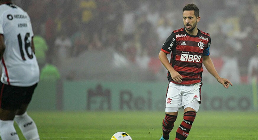 16º - Éverton Ribeiro (33 anos) - posição: meio-campista - clube: Flamengo - Valor de mercado: 4,5 milhões de euros (R$ 23,5 milhões)