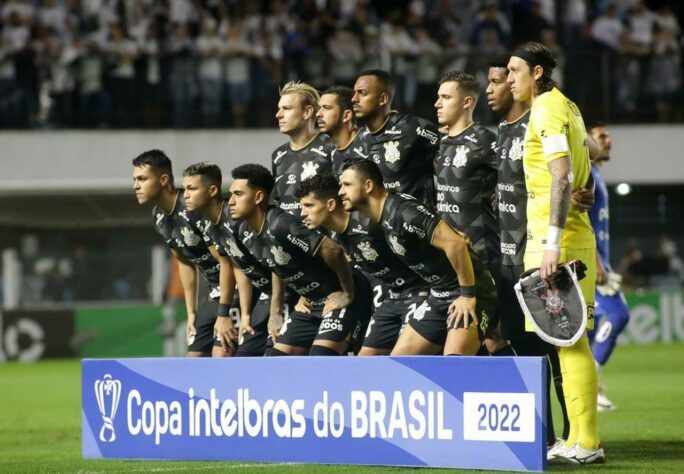 Vivo na Copa do Brasil, Libertadores e disputando o título brasileiro, o Corinthians tem mesclado seu time para administrar o desgaste físico ao longo da temporada. Com a maratona de jogos e campeonatos, a comissão técnica de Vítor Pereira tem buscado alternativas para revezar a minutagem dos atletas. Confira, na galeria a seguir, quantos minutos cada jogador do elenco do Timão atuou em 2022 (dados do site Ogol):