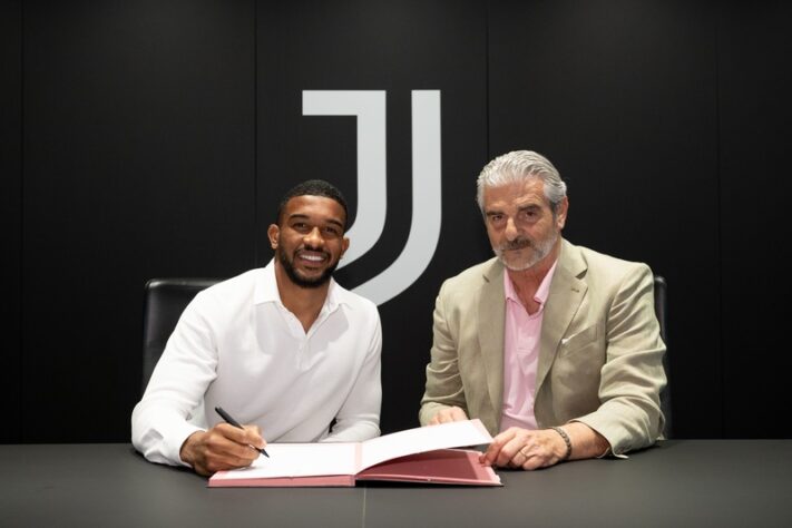 FECHADO - O zagueiro brasileiro Bremer já passou pelos exames médicos e assinou contrato com a Juventus. O atleta fechou um vínculo até 2027 com o time de Turim.