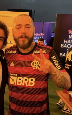 O rapper americano Post Malone apareceu nos bastidores do Rock in Rio com uma camisa do Flamengo. O uniforme tinha o nome do astro e o número 10.