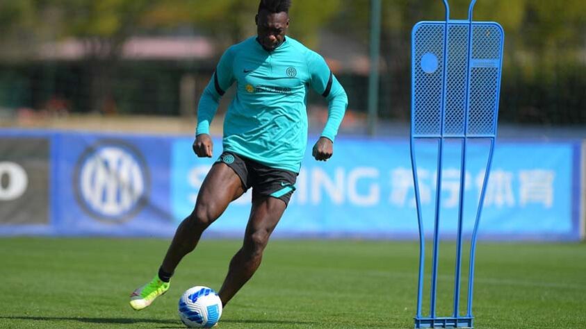 Felipe Caicedo (atacante - equatoriano - 33 anos - sem clube desde 01/07/2022): o atleta do Equador passou praticamente toda carreira no futebol europeu. Com passagens por Manchester City, Lazio, Inter de Milão e Sporting. Alguns rumores sobre um possível interesse do Santos no atacante já apareceram, mas, até o momento, não se concretizaram