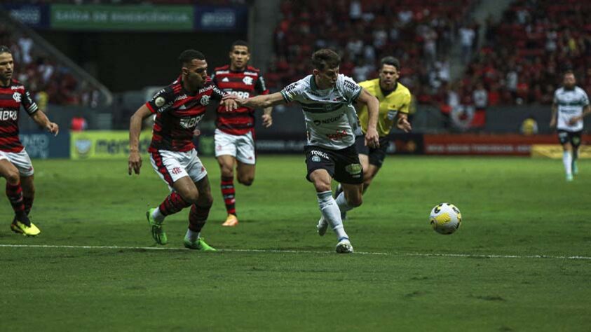 Coritiba - SOBE: O Coxa conseguiu segurar as jogadas pelas pontas de Marinho e Lázaro, principalmente no primeiro tempo. DESCE: Faltou atenção na bola parada e criatividade no ataque.