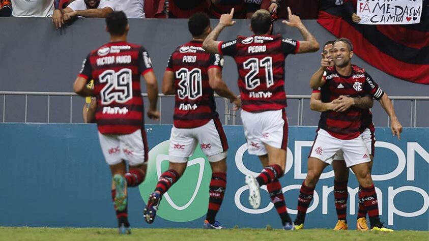 Poupando o time titular, o Flamengo contou com a efetividade da bola parada para vencer o Coritiba por 2 a 0, neste sábado, no Mané Garrincha, pelo Campeonato Brasileiro. Gustavo Henrique e Diego marcaram os gols do Rubro-Negro, que melhorou na segunda etapa após a entrada de alguns titulares. Veja as notas do Flamengo!