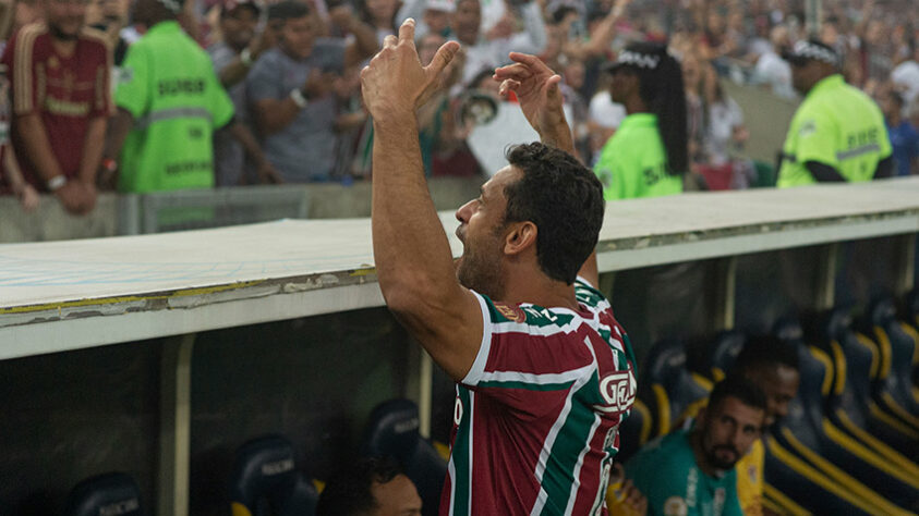 Fred, que ficou no banco de reservas durante o primeiro tempo, entra em campo para a partida e canta com a torcida.