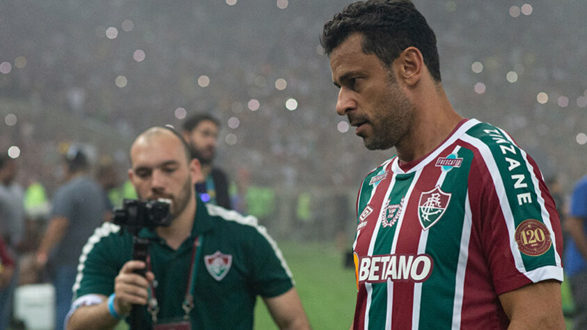 Fred, que ficou no banco de reservas durante o primeiro tempo, entra em campo para a partida.