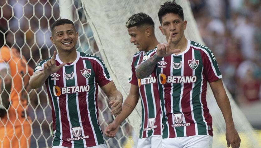 O Fluminense venceu o Corinthians com tranquilidade por 2 a 0. Manoel e Germán Cano foram os autores dos gols da partida, que colocaram o Tricolor, até o momento, no G4 da Série A do Brasileirão.