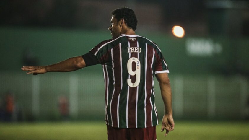 3. Fred se imortalizou com a camisa 9 do Fluminense, mas, ao longo das 381 partidas, nem sempre usou esse número. Qual foi a outra camisa usada pelo atacante no clube tricolor? (A) 10 (B) 11 (C) 20 (D) 99