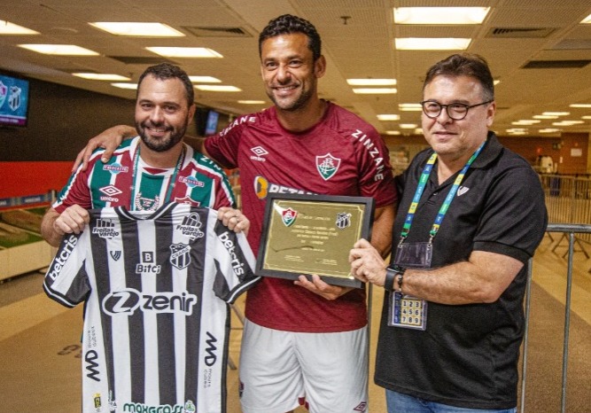 O Ceará, adversário do Fluminense no jogo de despedida de Fred, entregou uma placa ao atacante na véspera da partida.