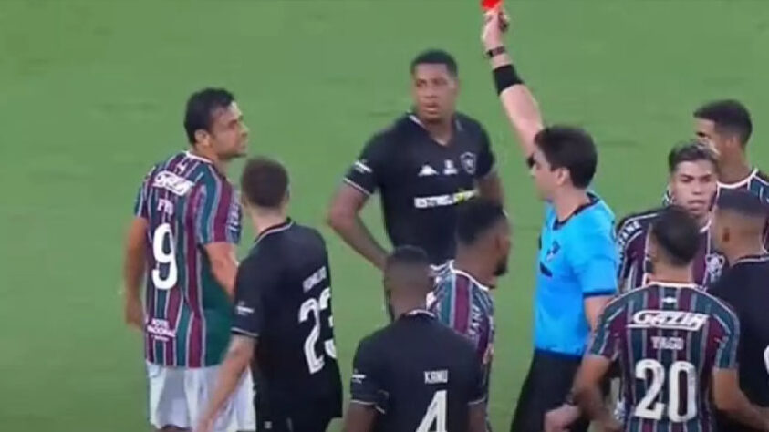 Fred também protagonizou discussões em campo no Carioca de 2022. Na semifinal, contra o Botafogo, o camisa 9 entrou no jogo durante o segundo tempo e foi expulso 11 minutos depois. Por causa da confusão generalizada em campo após o cartão vermelho, o árbitro encerrou a partida, que classificou o Tricolor para a final. 