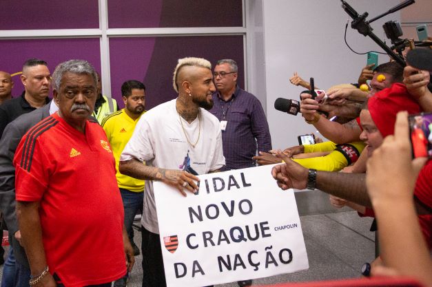 O chileno foi recebido com festa no Galeão e já recebeu uma placa da torcida, que tinha a seguinte frase: "Vidal, novo craque da Nação". 