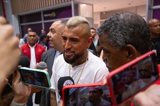 Vida conversou com os jornalistas e confirmou que assistirá o jogo do Rubro-Negro contra o Tolima, pela Copa Libertadores, no Maracanã: "Estou feliz de estar aqui. É um momento feliz. Ainda estamos negociando. Vou ver a partida como torcedor do Flamengo".