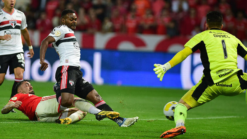 Em um jogo movimentado, Internacional e São Paulo empataram por 3 a 3 no Beira Rio na noite desta quarta-feira (20). Com uma defesa bem bagunçada e perdida somado ao baixo desempenho do jovem goleiro Thiago Couto, o Tricolor paulista deu diversas chances para o Colorado avançar no placar. Porém, graças ao desencanto de Nikão e a agilidade de Luciano, conseguiu sair com, pelo menos, um ponto na tabela do Campeonato Brasileiro. Veja as atuações individuais dos jogadores. (Por Izabella Giannola)