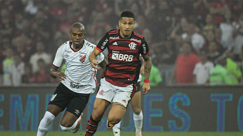 ESQUENTOU - O Bayer Leverkusen está interessado em João Gomes, do Flamengo. O clube alemão enviou pela segunda vez representantes para acompanhar o volante in loco. De contrato recém-renovado com o Rubro-Negro até 2027, o jovem tem multa rescisória de 60 milhões de euros (R$ 304 milhões) para times do exterior. O Leverkusen, no entanto, acenou com proposta em torno de 15 milhões de euros (R$ 76 milhões). A informação foi antecipada pelo "ge".