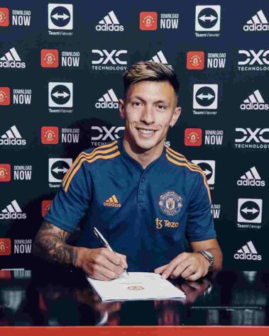 FECHADO - Lisandro Martínez assinou e foi anunciado pelas redes sociais do Manchester United. O defensor saiu do Ajax para fechar contrato por 5 anos com o time inglês.