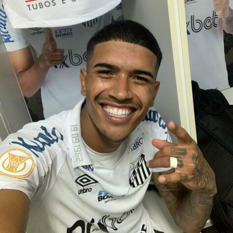 O Santos voltou a vencer no Campeonato Brasileiro e, para variar, contou com a base para sair do sufoco e somar três pontos importantes na competição. Na defesa, João Paulo, com seus costumeiros milagres, manteve o time zerado. No ataque, Lucas Barbosa (foto), que entrou no segundo tempo, mostrou ter estrela e fez o gol isolado. Confira as notas e atuações do DIÁRIO.