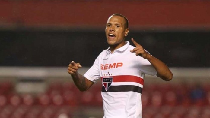 "Luis Fabiano construiu uma carreira de mais sucesso internacional, principalmente por suas vitórias na Seleção. O início de carreira de Gabi é, sem dúvida, muito mais impactante: bicampeão brasileiro, além de decidir uma Libertadores. Gabigol é artilheiro, mas seu sucesso é reconhecido mais pelo público nacional. Luis Fabiano é "maior", como disse Cicinho, porém, aos 25 anos, o atacante do Flamengo tem tudo para ultrapassá-lo."