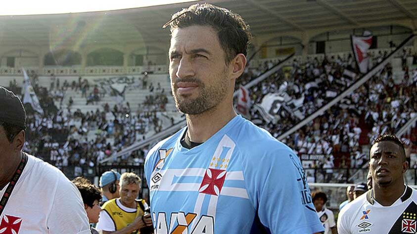Martín Silva: Outro goleiro que defendeu metas brasileiras, foi Martín Silva. Durante 4 anos, o arqueiro foi um dos grandes nomes do Vasco.
