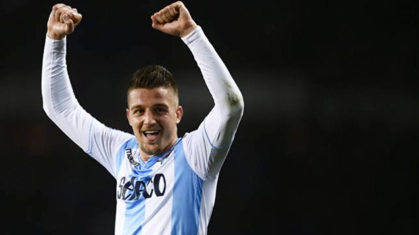 ESQUENTOU - Segundo a "Sky Sports", o Manchester United estuda a contratação de Milinkovic Savic. O meio-campista seria uma opção caso fracasse o negócio pelo Frenkie De Jong.