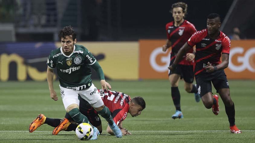 Em partida válida pela 15ª rodada do Brasileirão, o Palmeiras foi derrotado em casa pelo Athletico-PR por 2 a 0. No Allianz Parque, Vitor Roque e Vitor Bueno, de pênalti, marcaram os gols do Furacão, que desbancou uma invencibilidade de 13 jogos do Verdão no campeonato e assumiu a vice-liderança. Confira as notas da partida!