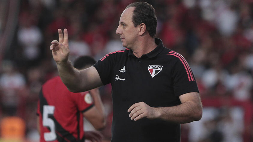 ESQUENTOU - O técnico Rogério Ceni vai analisar os jogadores do São Paulo que estão emprestados pelo clube. É o caso de Liziero, que conforme revelado pelo LANCE!, não continuará no Internacional no ano que vem. "Se estiver de volta, se ele voltar realmente, não fui comunicado, é mais um jogador para entrar no elenco e analisar. Tem que ver a vontade dele (...) Vai ser analisado como todo o elenco para o ano que vem".