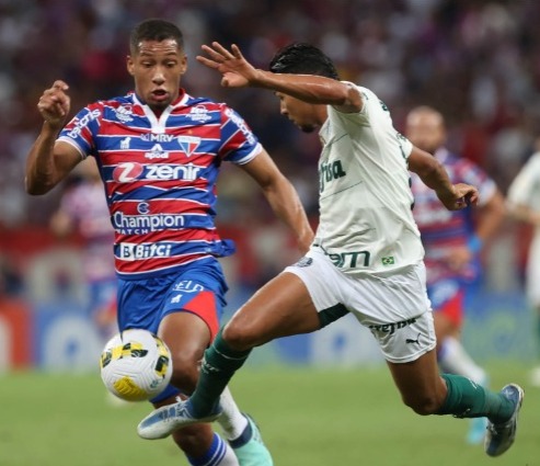 O Palmeiras visitou o lanterna Fortaleza, no Castelão, e nenhuma das equipes tirou o zero do placar. O time da casa chegou a marcar um gol, mas foi anulado pelo VAR, enquanto o Verdão não aproveitou as chances que criou. A partida foi finalizada antes do previsto, pois houve queda de energia no estádio. Veja as notas e avaliações individuais dos jogadores! (Por: Rafael Oliva)