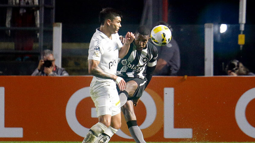 O Botafogo perdeu para o Santos por 2 a 0, na Vila Belmiro. Com isso, o Glorioso emplaca uma sequência de três derrotas seguidas no Brasileirão e aumenta a pressão no ambiente do clube. Kanu não teve uma boa atuação na partida pela 18ª rodada da competição nacional. Veja a seguir todas as notas do Glorioso. (por Matheus Guimarães).