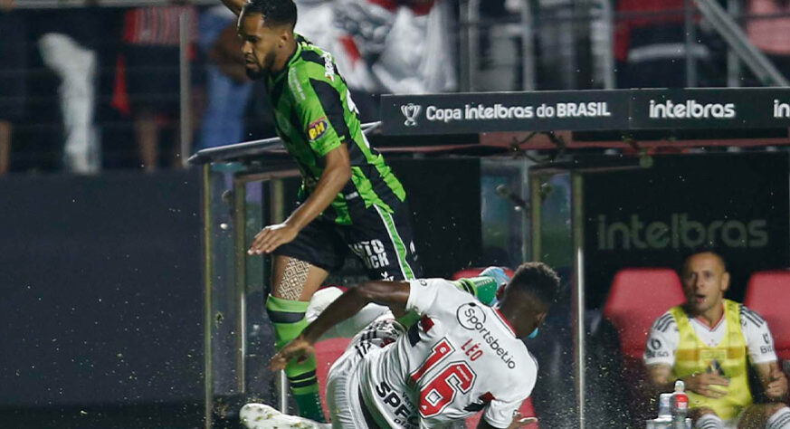 América-MG: Sobe - Setor defensivo: Bem organizado, dificultou bastante a vida do São Paulo, principalmente no primeiro tempo. O Tricolor sentiu fortes dificuldades de adentrar a área adversária por este motivo. Desce - Maidana - Bateu muito mal o pênalti que poderia ter equilibrado o placar para o Coelho.