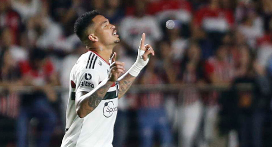 O São Paulo venceu o América-MG por 1 a 0 nesta quinta-feira (28), no estádio do Morumbi. Com gol de Luciano, o Tricolor paulista chegará ao jogo de volta pelas quartas de final da Copa do Brasil, na Arena Independência, com vantagem. A noite também foi marcada pela redenção de Thiago Couto, que conseguiu defender um pênalti que cometeu, convertido por Maidana. Galoppo, reforço que chegou no São Paulo nesta semana, também estreou e chamou atenção. Veja as atuações individuais dos atletas. (Por Izabella Giannola)