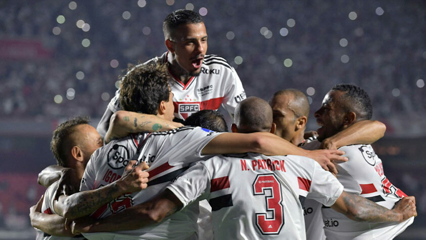 O São Paulo venceu a Universidad Católica por 4 a 1 no jogo de volta válido pelas oitavas de final da Copa Sul-Americana e ratificou sua classificação com tranquilidade para a próxima etapa. Com um bom desempenho geral em campo, os destaques da noite ficaram para Patrick e Luciano - que abriu o placar. Agora, o Tricolor Paulista se prepara para enfrentar o Atlético-MG no domingo, pelo Campeonato Brasileiro. Veja as atuações individuais dos jogadores. (Por Izabella Giannola - izabellagiannola@lancenet.com.br)