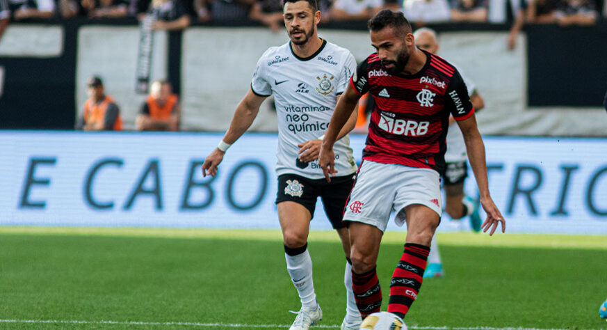 O Corinthians venceu o Flamengo por 1 a 0, com gol contra de Rodinei no segundo tempo, na tarde deste domingo (10), na Neo Química Arena, pela 16ª rodada do Campeonato Brasileiro. Com o resultado, o time de Vítor Pereira chegou a 29 pontos e segue na cola do líder Palmeiras. O time de Dorival Júnior, por sua vez, segue com 21 pontos e distante do G6. Veja as notas (por Rafaela Cardoso).