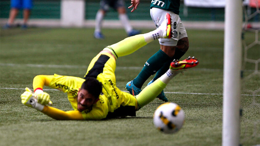 Internacional (Sobe e desce) - SOBE: Alemão - Entrou no segundo tempo, marcou um golaço e incendiou a partida / DESCE: Mercado - Não foi bem atuando como lateral e não conseguiu parar Dudu.