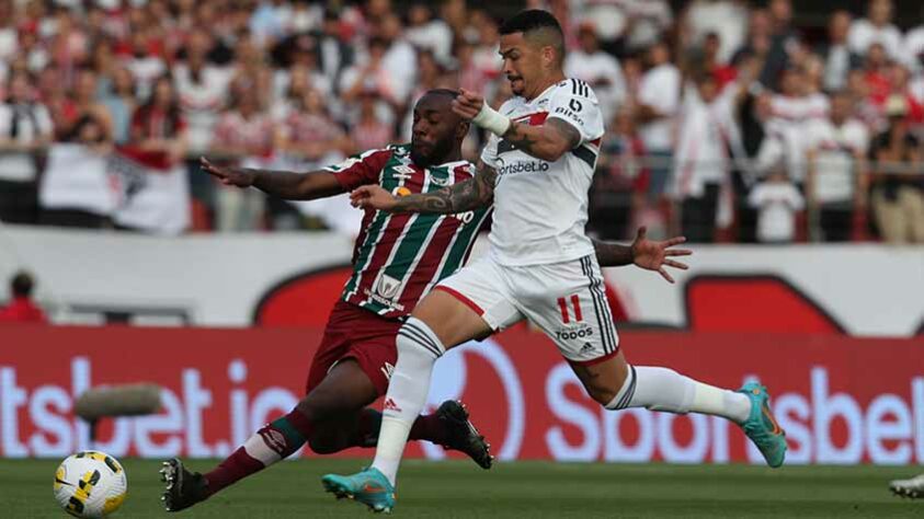 São Paulo e Fluminense empataram por 2 a 2 na tarde deste domingo (17), no Estádio do Morumbi, pela 17ª rodada do Campeonato Brasileiro. O jogo foi movimentado, e o time carioca abriu o marcador com André, viu o Tricolor virar com Luciano e Patrick, e depois garantiu um ponto quando Manoel fez o segundo. O resultado manteve o São Paulo fora do G6, e o Fluminense na quinta posição da tabela. Veja as notas (por Rafaela Cardoso).