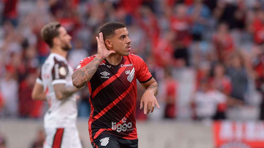 ESQUENTOU - Mais um nome está integrando a lista de dispensas do São Paulo neste final do ano: o meia Nikão. O LANCE! apurou que o técnico Rogério Ceni conta mais com o jogador e quer uma peça com mais mobilidade. Inclusive, o camisa 10 deve ser utilizado como moeda de troca. O Athletico Paranaense tentou o empréstimo do atleta, mas não quis pagar o salário integral. Por sua vez, o Tricolor Paulista tem interesse em David Terans e uma composição pode ser feita.