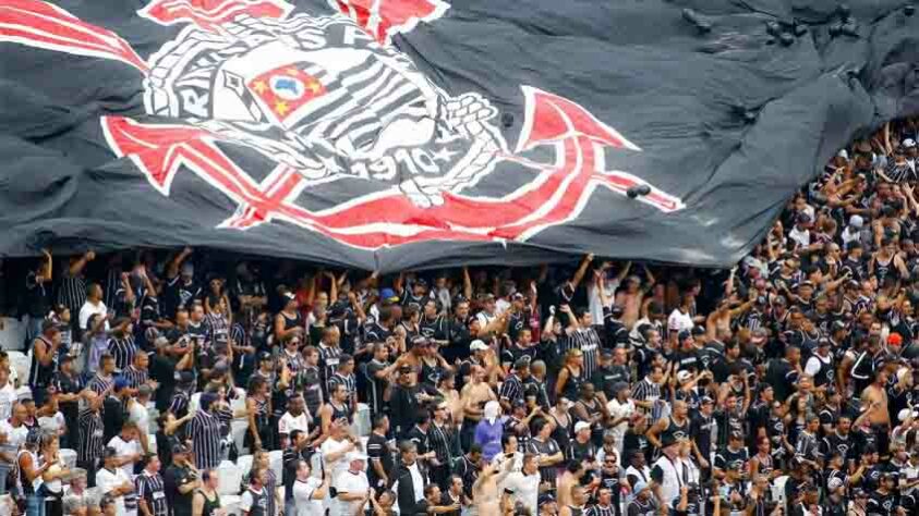 2º lugar - Corinthians: 30.518.911 inscritos no geral (11.004.863 no Facebook, 7.319.242 no Twitter, 8.144.806 no Instagram, 1.750.000 no YouTube e 2.300.000 no TikTok)