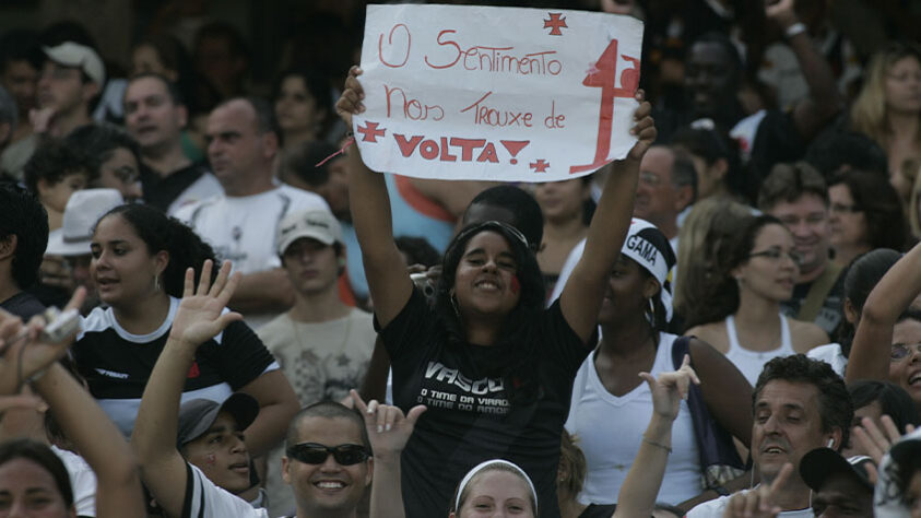 A torcida vascaína sempre é engajada quando se trata de Vasco da Gama. Naquela época, os torcedores empurrarram o time rumo à Série A do Brasileirão. Agora em 2022 não está sendo diferente.