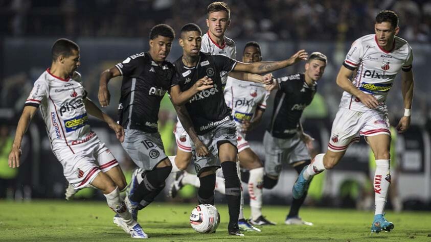 O Vasco empatou em 1 a 1 com o Ituano, nesta terça-feira, em São Januário, pela 19ª rodada da Série B do Brasileiro. Contudo, o Cruz-Maltino esteve atrás no placar em grande parte da partida, mas foi salvo por Raniel, que mostrou oportunismo e empatou o jogo. Andrey Santos também foi bem. Veja as notas do Vasco e os pontos positivos e negativos do time paulista (por Matheus Guimarães).