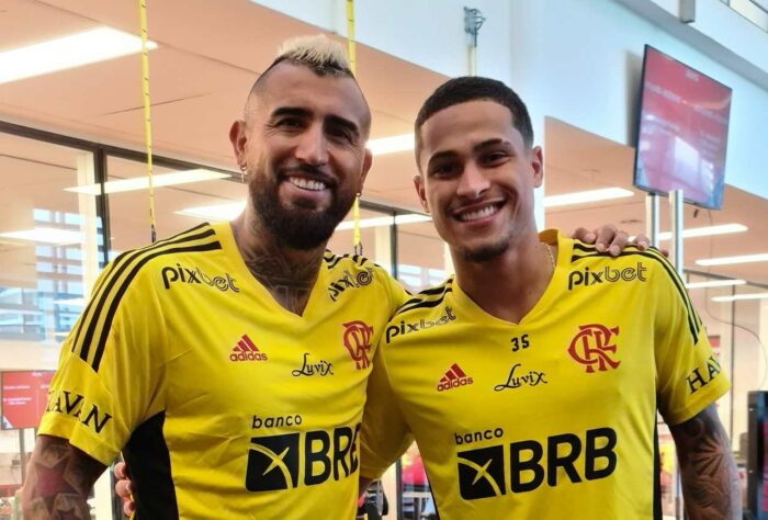 Nas redes sociais, o Flamengo postou uma foto de Vidal com João Gomes e brincou: "Cuidado! Cães bravos"