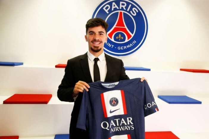 FECHADO - O Paris Saint-Germain confirmou a contratação de seu primeiro reforço para a temporada. O clube francês anunciou a chegada do meio-campista Vitinha, de 22 anos e jogador da seleção portuguesa.
