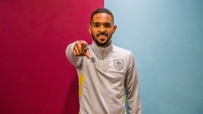 FECHADO - Vitinho é o novo reforço do Burnley, o lateral assinou com o time inglês até 2026. O jogador foi um pedido do técnico Vincent Kompany.