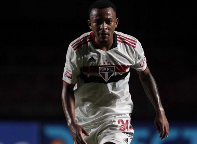 Em um jogo muito disputado, o São Paulo ficou no empate diante do Goiás, no Morumbi. O Esmeraldino não cedeu facilmente o placar final da partida e conseguiu igualar duas vezes o marcador, sem contar a defesa de Tadeu na cobrança de pênalti do Luciano. Wellington, com dois cruzamentos certeiros, foi destaque no jogo da última rodada do primeiro turno. Veja as atuações individuais dos jogadores. (Por Gabriel Teles)