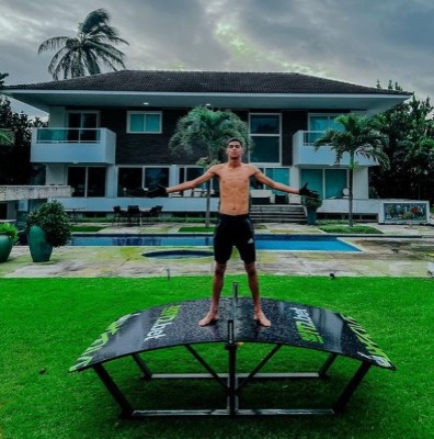 Luva de Pedreiro publicou uma foto em sua nova casa, uma mansão no interior de Pernambuco. "Na minha nova casa só existe uma regra: liberdade. E daqui pra frente ninguém mais vai me calar!", diz a legenda do post.