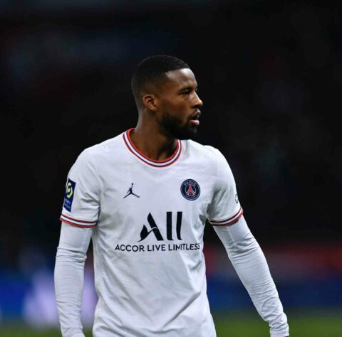 ESQUENTOU - De acordo com a "SkySports", Wijnaldum é um dos desejos da Roma. O time comandado por José Mourinho deseja a contratação do meia por empréstimo, principalmente se houver a saída de Jordan Veretout do elenco.