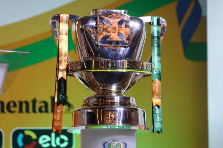 Nesta terça-feira, a CBF vai sortear os quatro duelos das quartas de final da Copa do Brasil 2022. O evento terá início às 13h30 (de Brasília), no auditório da sede da entidade, no Rio de Janeiro (RJ). Os oito times ainda vivos na competição estarão no mesmo pote e poderão se enfrentar. O sorteio também vai determinar o chaveamento até a final. Confira aqui os classificados às quartas, onde assistir ao sorteio, valores de premiações e datas para a sequência da Copa do Brasil.