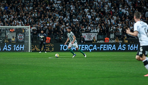 CORITIBA: Sobe - LUCIANO CASTAN: Foi de vilão a herói na Neo Química Arena. O zagueiro falhou no gol de Róger Guedes, mas subiu bem no ataque e empatou a partida.// Desce - ALEF MANGA: O atacante teve chance de ouro para abrir o placar no primeiro tempo, mas perdeu chance clara, sozinho.//