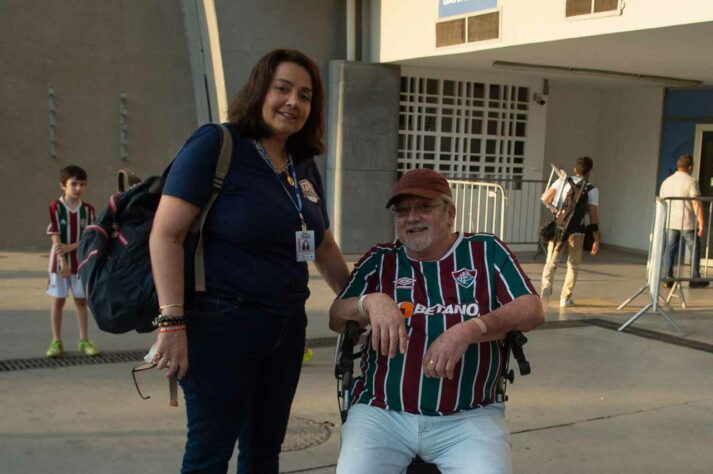 Torcida do Fluminense fora do estádio.