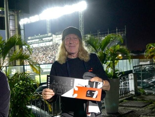 O guitarrista Janick Gers, da banda Iron Maiden, foi a São Januário para assistir Vasco 2 x 1 Guarani. Ele acompanhou a partida no setor social do estádio e, após o jogo, foi presenteado pelo Vasco com uma camisa personalizada e uma carteirinha de sócio.