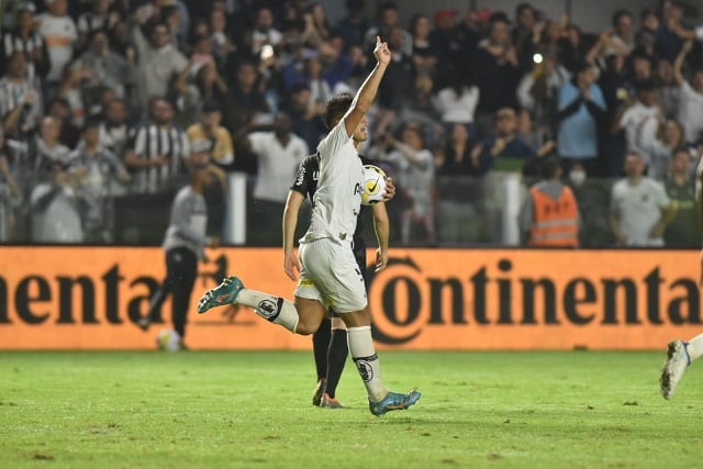 Marcos Leonardo (atacante, Santos) - Joia do Santos, a nova sensação da Vila Belmiro tem 20 gols em 2022. É o artilheiro do Peixe no Brasileirão. Atualmente, é avaliado em 7 milhões de euros (R$ 36 milhões) pelo site "Transfermarkt". 